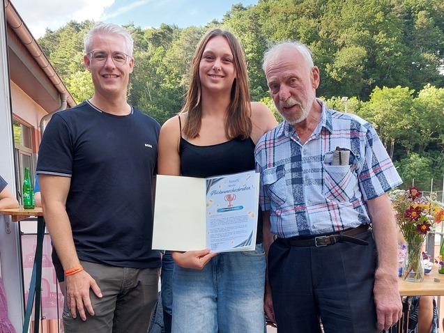 Judoka Veronica Dubina mit B&uuml;rgermeister Yannick Steinbach und Trainer Willi Steinke
